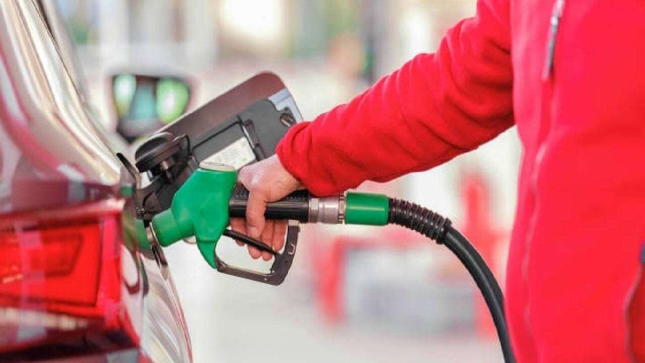 Sürücüler depoları fulleyin! Akaryakıta peş peşe ikinci zam! Bu gece yarısından itibaren geçerli olacak 3